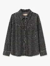 Camisa de jean de corte amplio, color gris oscuro con efecto lavado, con cortes en canesú de inspiración western, bolsillo en el pecho y cierre frontal con botones.