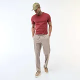 Pantalón de corte jogger en color beige, confeccionado con cintura elástica ajustable mediante cordón y bolsillos laterales.