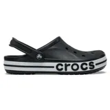 Zuecos Crocs Bayaband de color negro, con perforaciones en la parte superior para ventilación, tira trasera ajustable y suela con banda blanca que lleva el logotipo de la marca impreso en relieve.