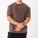Remera de algodón de alto gramaje con efecto de lavado a la piedra, corte oversize y diseño bordado en el pecho.