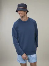 Buzo azul de corte clásico.