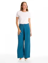 Pantalón palazzo de tiro alto en color verde militar, con diseño de doble abotonadura frontal, pinzas en la cintura y pierna ancha. Cuenta con cintura elástica en la parte posterior para mayor ajuste y bolsillos laterales funcionales.