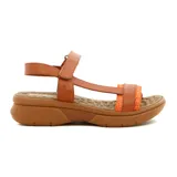 Sandalia color beige con plataforma, tira ancha con pulsera y ajuste con velcro.