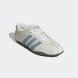 Championes Adidas Tokyo, reedición de un clásico de perfil bajo de 1964. Exterior de cuero liso y tela, interior de tela suave y suela de caucho para mayor tracción.