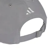 Gorra gris de Adidas, con logo de Mercedes Benz bordado en el frente y logo de Adidas bordado en la visera.