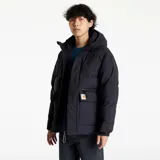 Campera puffer acolchada Carhartt WIP modelo Munro Jacket, color negro, con capucha, cierre frontal con cremallera y solapa, bolsillos delanteros con solapa y cremallera, y etiqueta con el logo de la marca.