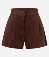 Short femenino de corte evasé confeccionado en gamuza sintética, con cintura fija, pliegues delanteros y bolsillos laterales tipo cuchillo.