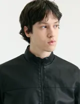 Campera de cuero ecológico con cierre frontal metálico y cuello mao.