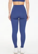 Calza deportiva larga de tiro alto, color azul, con bolsillos laterales funcionales y diseño anatómico de ajuste compresivo.