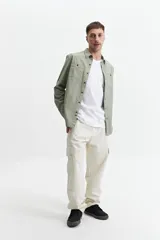 Camisa manga larga color verde oliva, corte slim fit, con cartera abotonada, dos bolsillos frontales con botón y confeccionada en 100% algodón.