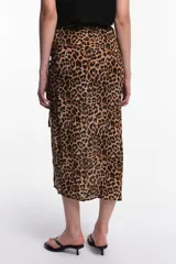 Pollera midi de viscosa con estampado animal print, frunce regulable y tajo frontal. Posee cierre invisible y cintura elastizada.