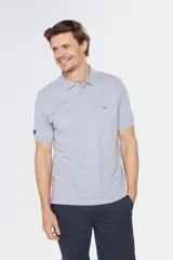Remera polo de manga corta en tejido piqué color celeste. Presenta cuello clásico con botones, bordado pequeño en el pecho y detalles en tela oxford en el interior del cuello.