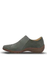 Zapato Hush Puppies modelo Albi, color gris con textura perforada. Presenta un diseño de empeine cerrado con ajuste lateral de velcro y suela de goma color marrón.