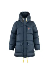Campera puffer azul marino con capucha, cierre frontal con botones a presión, dos bolsillos con solapa y logo de la marca en el pecho.