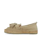 Alpargatas de gamuza color beige, estilo mocasín con detalle de flecos (tassels) en el empeine y suela revestida en yute trenzado.