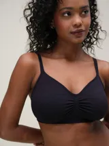 Bralette de microfibra seamless con diseño de doble bretel fino y detalle fruncido en el centro del escote. Ofrece un calce natural sin relleno ni aros, con cierre posterior ajustable.