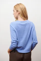 Sweater de punto color marrón, con cuello redondo y manga larga.