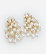 Maxi aros colgantes con esferas perladas y cadenas doradas.