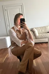 Pantalón de cuero ovino color camel, corte oxford y pasamanería a tono en gamuza.