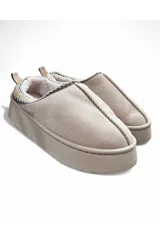 Pantuflas tipo zueco con plataforma y diseño acolchado, forradas en su interior con corderito sintético y detalle de ribete tejido étnico en el borde superior.