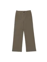 Pantalón wide leg de gabardina color verde militar, con tiro medio, bolsillos frontales aplicados y cierre de botón y cremallera.