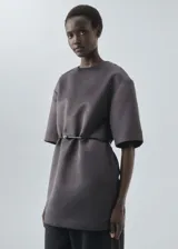 Cinturón fino de cuero bovino con cierre de hebilla metálica de zinc.