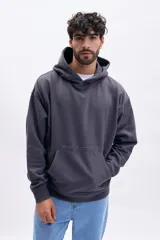 Canguro deportivo gris oscuro con capucha, bolsillo canguro y estampado frontal de coordenadas geográficas.
