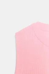 Top crop de tejido de punto color beige claro, con cuello redondo y manga sisa. Presenta acabados en rib en el cuello, sisas y bajo.