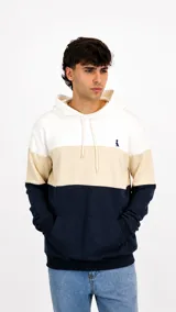 Hoodie con diseño tricolor en bloques horizontales, combinando blanco, beige y azul marino. Presenta capucha con cordones ajustables, bolsillo tipo canguro frontal y puños y ruedo acanalados. Incluye un pequeño logo bordado en el pecho.