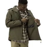 Chaqueta técnica de color verde oliva con capucha extraíble, cierre frontal con cremallera, bolsillos laterales y en el pecho con cierres impermeables, y logo de la marca en el pecho. Cuenta con tecnología Storm Blocker+ para protección contra el agua y el viento, y aislamiento térmico de poliéster reciclado.