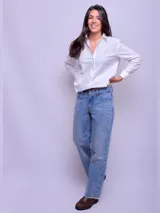 Pantalón de jean celeste de corte recto, con terminación desflecada en el ruedo.