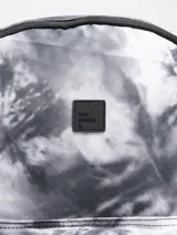 Mochila Forum Active con estampado tie-dye en blanco y negro, con un compartimento principal grande con cierre, un compartimento frontal pequeño con cierre y un bolsillo lateral abierto con elástico.