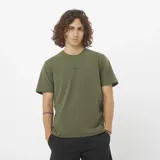 Remera Salomon Trackline de manga corta y cuello redondo, color verde militar, con pequeño logotipo impreso en el pecho.