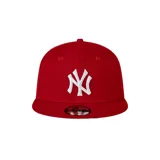 Gorra tipo snapback de New Era con visera plana, color rojo con el logo de los New York Yankees bordado en blanco en el frente y logo de la marca en el lateral.