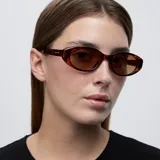 Lentes de sol ovalados con sutil ángulo cat-eye, montura carey y lentes marrones polarizadas con protección UV400. Fabricados con materiales bio-based G850 y patillas de propionato de celulosa.