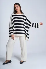 Sweater oversize de Bremer, con rayas horizontales negras y crudas.