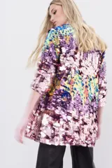 Saco de corte recto a la cadera, completamente cubierto de lentejuelas multicolor con forrería interna.