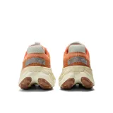 Championes de trail running New Balance Fresh Foam X More Trail v3, color naranja con detalles en blanco y marrón.