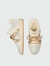 Zapatillas Golden Goose modelo Ballstar, confeccionadas en gamuza con acabado brillante, forradas en corderito. Presentan cordones gruesos en tonos tierra, detalle de estrella lateral y suela con efecto desgastado.
