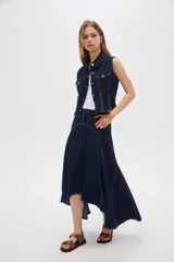 Chaleco de denim azul oscuro con bolsillos con solapa en el pecho, cierres decorativos y cierre frontal con botones metálicos.