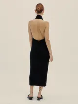 Vestido midi negro de punto con cuello halter y espalda descubierta.