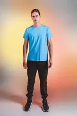 Remera de algodón pima premium, color celeste, con cuello redondo rib al tono y corte regular.