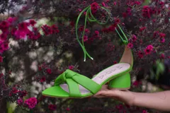 Sandalias de cuero color verde manzana, con taco bloque de 5 cm y tiras finas para atar al tobillo.