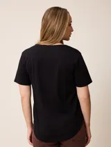 Remera de algodón con cuello en V y mangas cortas, de corte clásico y color azul marino.