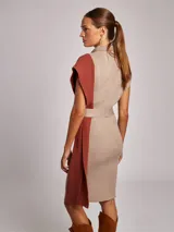 Vestido midi de tejido acanalado con cuello alto, sin mangas y diseño bicolor en tonos beige y terracota. Incluye un lazo ajustable en la cintura para entallar la silueta.