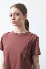 Remera negra de algodón de manga corta, cuello redondo y pequeñas aberturas en los laterales.