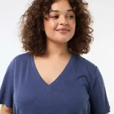 Remera básica de manga corta y cuello en V, de corte recto y color azul.