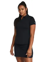 Chomba deportiva Under Armour de manga corta, color negro, con cuello polo y tapeta de cuatro botones. Confeccionada en tejido elástico, transpirable y de secado rápido, con protección UPF 50+.
