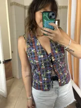 Chaleco tipo sastre con estampado a rayas verticales en tonos pastel, con lazos de ajuste en el frente.