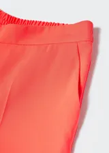 Pantalón de vestir estilo wideleg, de corte recto y tejido fluido. Cuenta con cierre oculto de botón, gancho y cremallera, además de dos bolsillos laterales y forro interior.